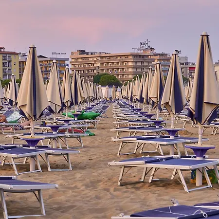 Relax With Your Family By The Pool - Beahost *